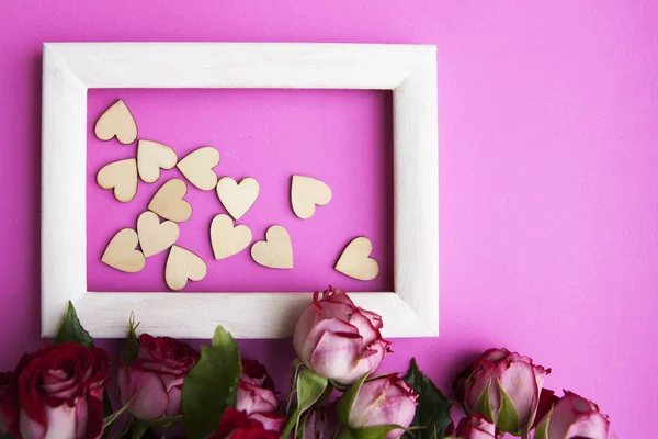 Moldura branca com corações em um fundo rosa. Dia dos Namorados conceito, casamento, amor — Fotografia de Stock