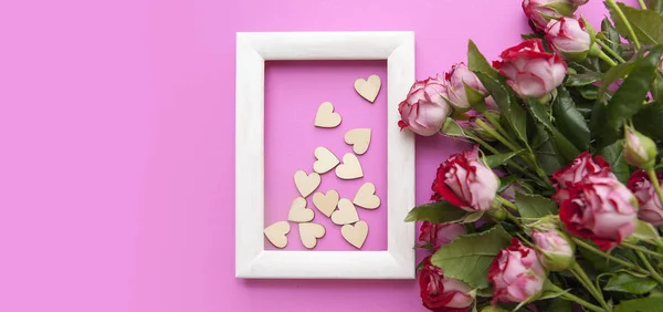 Houten hartjes en rozen op een roze achtergrond met kopieerruimte voor tekst. Banner voor Valentijnsdag — Stockfoto