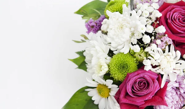 Fragmento de un ramo de flores frescas sobre un fondo blanco. En blanco para las tarjetas, felicitaciones —  Fotos de Stock