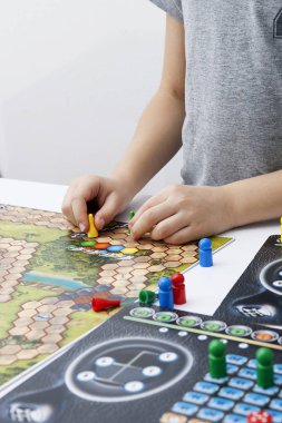 En iyi masa oyununu oynamak için çocukların elinde çip var.