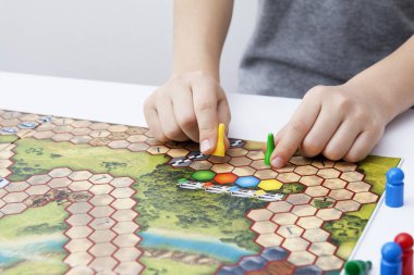 En iyi masa oyununu oynamak için çocukların elinde çip var.