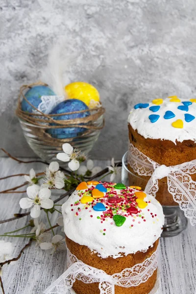 Osterkuchen mit farbigem Puder in Herz- und Doppelform — Stockfoto