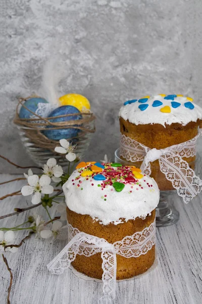 Easter cakes with colored powder in the shape of hearts and colo — 스톡 사진