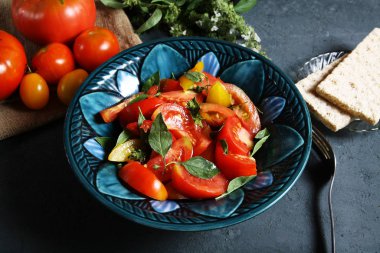 Domates, fesleğen salatası ve diyet ekmek. Diyet gıda konsepti.