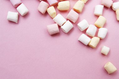 Pembe arka planda marşmelov ve fotokopi kağıdı. Marshmallow pastel deseni
