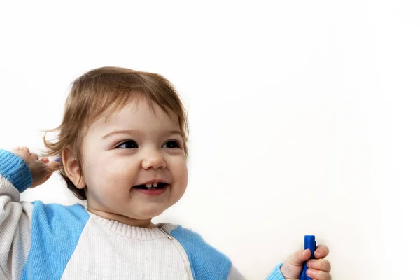 幸せな赤ん坊は白い背景で遊ぶ。スペースのコピー — ストック写真
