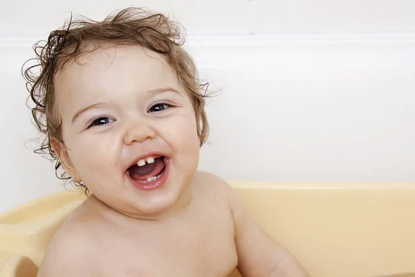 Potret seorang bayi ceria dengan rambut basah di kamar mandi — Stok Foto
