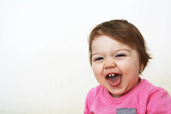 Счастливый ребенок улыбается на белом фоне. Копирование пространства — стоковое фото