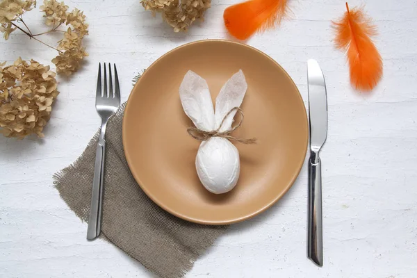 用复活节兔子做盘子和餐具.复活节餐桌的布置 — 图库照片