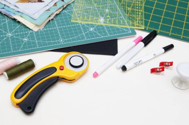 Örtü aletleri - halılar, bıçak, cetvel, beyaz arka planda keçeli kalemler