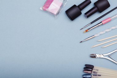 Mavi arka planda manikür yapmak için üstteki görünüm rofessional araçları. Boşluğu kopyala