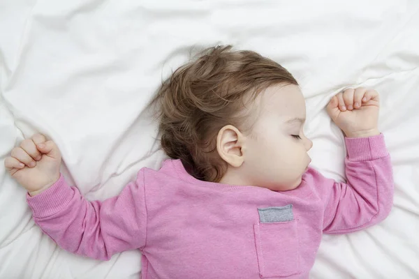 Kislány Egy Fehér Ágyon Alszik Felemelt Karokkal Egészséges Babaalvás Fogalma — Stock Fotó