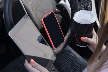 Kadın eli, tablet ve akıllı telefondan oluşan bir araba. Modern yaşam tarzı iş kadını