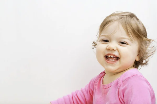 コピースペースの白い背景の幸せな赤ん坊の女の子 笑顔の子供の肖像画 — ストック写真