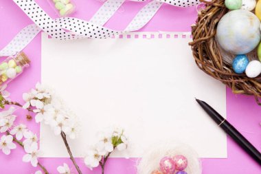 Paskalya dekoratif elementli boş not defteri ve roka örtüsü. İlkbahar metinleriniz için maket yapın