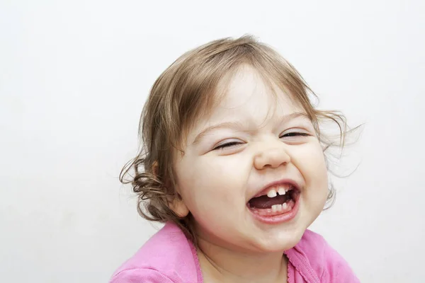 Очень счастливый ребенок смеется. Позитивная и счастливая концепция — стоковое фото