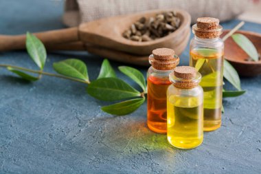 Koyu beton bir masanın üzerinde cam şişelerdeki bitki konserveleri. Geleneksel tıp ve bitkisel tedavi kavramı.