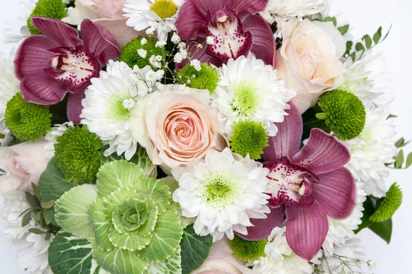 Süslü lahanalardan, orkidelerden, güllerden, kasımpatılardan bir buket çiçek. Çiçek arka planı