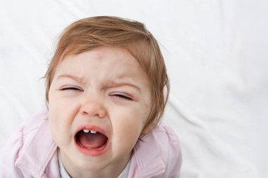 Çocuk ağzı açık bağırıyor. Çocuğun negatif duyguları var. Serseriler ve ağlayan bebek.