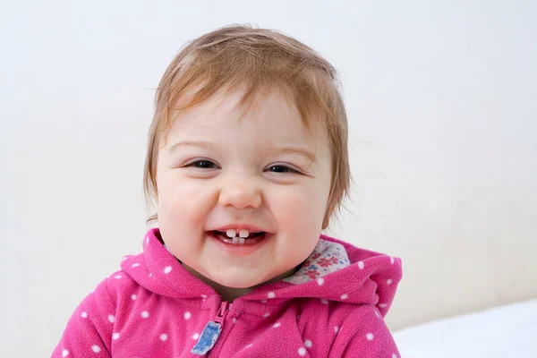 笑顔で幸せな赤ちゃん 気分がいい子だ — ストック写真