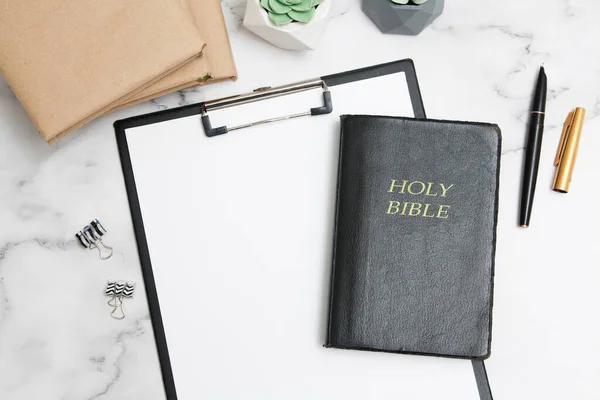 Vecchia bibbia, lavagna, penna sul desktop vista dall'alto — Foto Stock