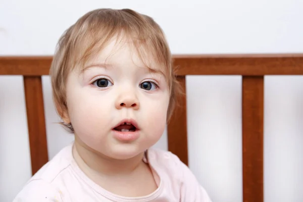 Küçük Bebek Yatakta Otururken Gülümsüyor — Stok fotoğraf