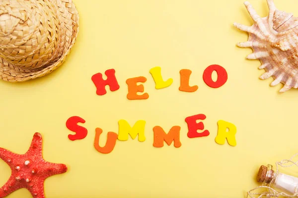 Słowa Hello Summer na żółtym tle z muszlą, kapeluszem, rozgwiazdy. Koncepcja wakacji, ciepła, lata, przygody — Zdjęcie stockowe