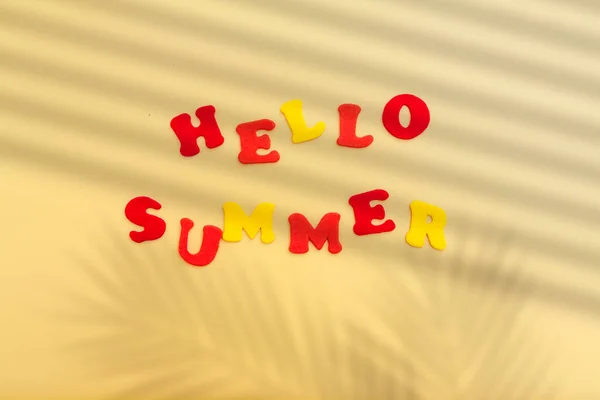 Napis Hello Summer Żółtym Tle Cieniami Żaluzji Palm — Zdjęcie stockowe