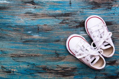 Boyalı, eski bir arka planda çocuklar en iyi görünümlü ayakkabılar. Çocukluk ve büyümeyle ilgili metin için boşluk kopyala.