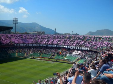 Palermo, İtalya - 12 Mayıs 2018 - bize Citta' di Palermo Rakip Cesena - Serie B 2017-2018: hayranları, bize Citta di Palermo Haritayı destek bize Citta di Palermo ve Cesena Renzo Barbera Stadyumu'nda arasında Serie B 2017-2018 maç sırasında.