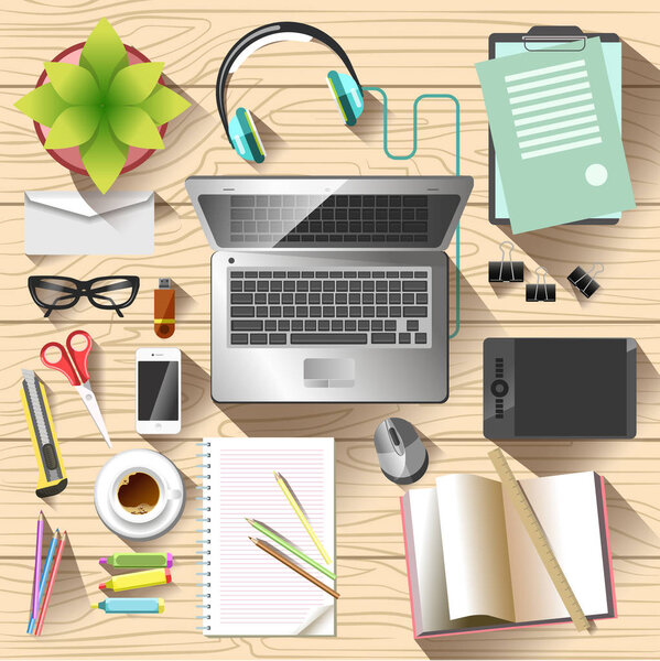 загроможденный рабочий стол с ноутбуком
