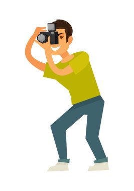 Adam fotoğrafçı refleks kamera ile fotoğraf alır