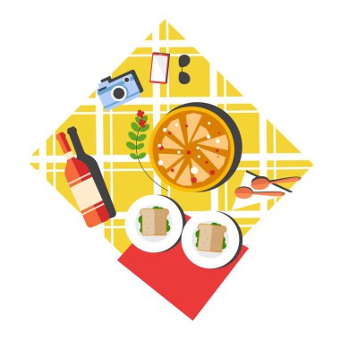 Piknik düzeni, üst manzara. Pizza, bir şişe kırmızı şarap, sandviçli tabaklar, fotoğraf makinesi ve işaretlenmiş sarı masa örtüsü üzerine serilmiş akıllı telefon. Romantik tarih, açık hava vektör çizimi.