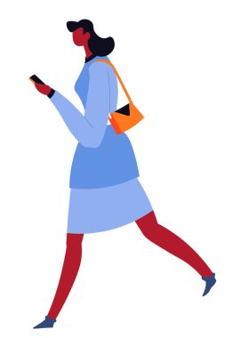 İş kadını cep telefonuyla yürüyor ve sohbet ediyor. Akıllı telefonlu bir kadın, eve gitmek için acele eden resmi kıyafetler giyen bir kadın. Zayıf kız ya da ergen hücrede mesajlaşıyor, düz vektör.