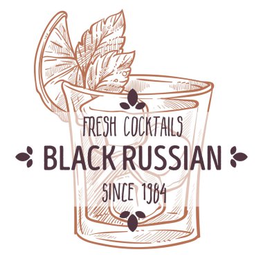 Siyah Rus taze kokteyl etiketi, buz küpleri, nane yaprakları ve bir dilim meyve ile servis edilen alkollü içecek. Limonlu, limonlu, alkollü, likörlü, bardakta rom ya da viskili.