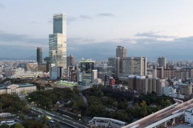 Osaka manzarası. Abeno Osaka'da en yüksek binası Harukas uzaktan görülür. 