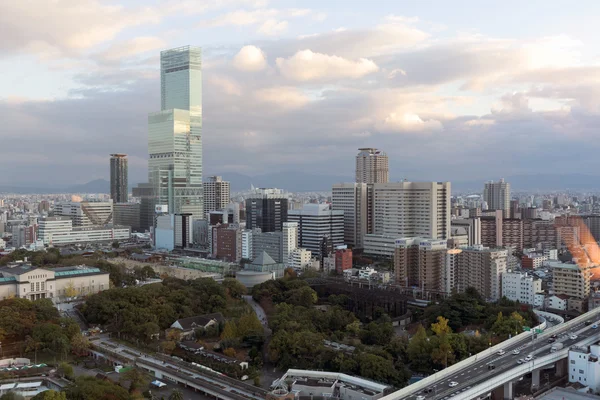 Osaka Skyline. Abeno Harukas l'edificio più alto di Osaka è visibile in lontananza . — Foto Stock