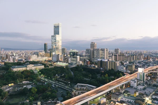 Osaka Skyline. Abeno Harukas het hoogste gebouw in Osaka is zichtbaar in de verte. — Stockfoto