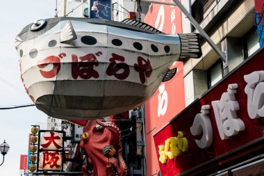 Boyalı bir Fugu balığı fener Dotombori bölgesinde Japonya'nın Osaka.