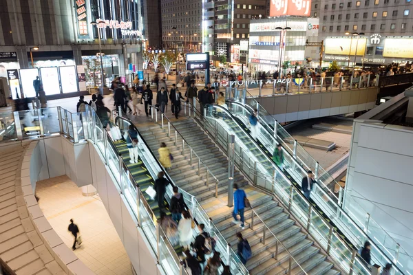 Pendolari alla stazione di Osaka . — Foto Stock