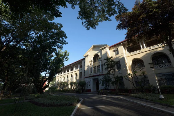 Malcolm Hall es el hogar de la Facultad de Derecho de la Universidad de Filipinas . —  Fotos de Stock