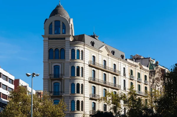 바르셀로나, 스페인에서 오래 된 아파트 건물. — 스톡 사진