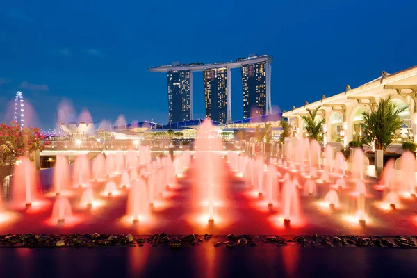 Singapore skyline à noite. — Fotografia de Stock