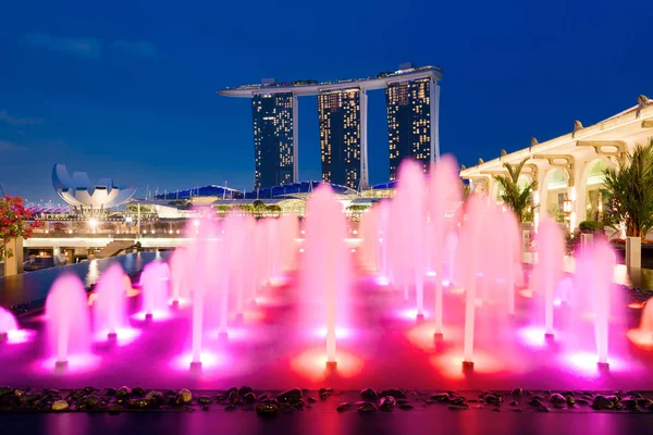 Horizonte singapurense por la noche. —  Fotos de Stock
