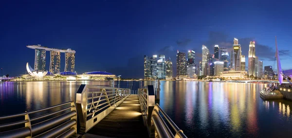 Singapore skyline på natten. — Stockfoto