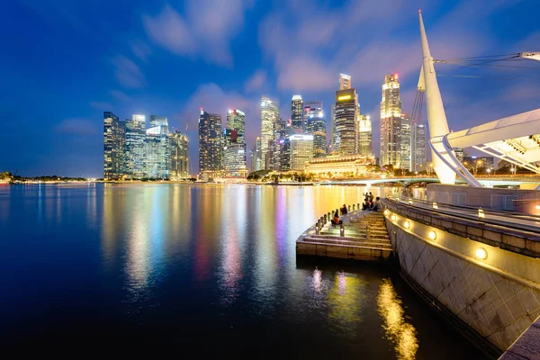 Singapore Skyline bei Nacht — Stockfoto