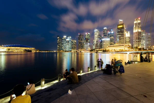 Singapore skyline à noite — Fotografia de Stock