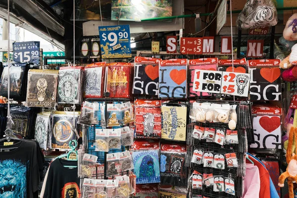 Negozio di souvenirs a Chinatown a Singapore . — Foto Stock