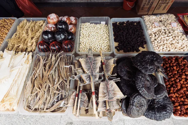 Traditionele Chinese geneeskunde te koop in Singapore — Stockfoto