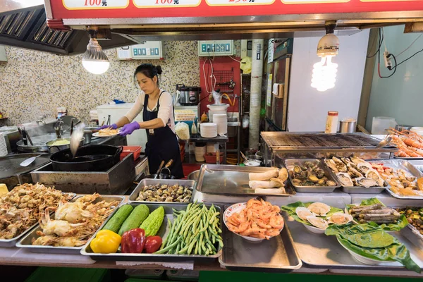 El mercado nocturno de Shilin en Taipei, Taiwán . — Foto de Stock